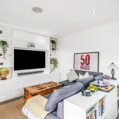 Pass the Keys The Southside - Stylish Apartment with Private Terraces near Barnes & Putney