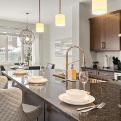 Luxurious Entire House with Cental AC, Double Car Garage Parking, Upgraded Appliances, King Size Bed, Two Living Rooms & More
