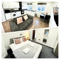 Hatton apartments HEATHROW AIRPORT- FREE parking-Free underground to and from Heathrow Airport Hatton Cross SEE picture-SEE LONDON fast Hatton cross to central London 30min