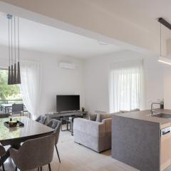 Vouliagmeni Stylish Apartment