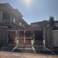 DOUBLE EE HOMESTAY 6 cars parking place 12pax