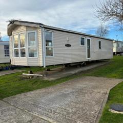2 bedroom caravan, sea views, parking
