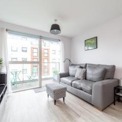 Modern Brentford Flat Overlooking the Thames