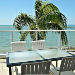180˚ Water View Apartment - Simply Stunning