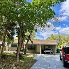 Beautiful 3 Bedroom house in Dania Beach! Hot Tub and Great Location!