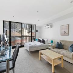 A Chic Studio Only a 4-min Walk to Victoria Market
