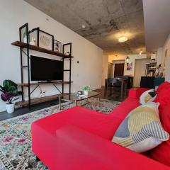 Chic 1BDR Loft with Office Space-Heart of Toronto