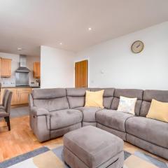 Spacious Penthouse - Sleeps 6, Ideal for Contractors, Families & Business Travellers - Free Parking