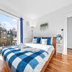 Balcony Blue Theme 1 Bedroom Central London Luxury Flat Near Hyde Park! Accommodates up to 6! Double Sofa Bed and Next to Station!