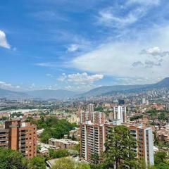 Medellin: Cozy Apat with City View