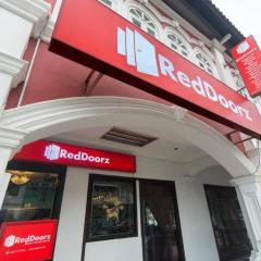 RedDoorz Hotel near Marine Parade Central