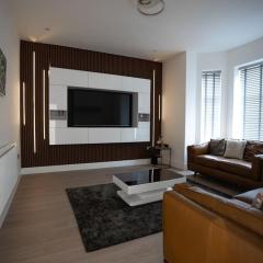 Luxury 6 Bed near city centre with Cinema Room & games room plus 5 bathrooms