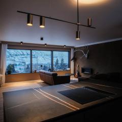 Botnahlid Villa, Mountain and Town views and outdoor Sauna