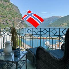 Svingen Guesthouse - Panoramic Fjord Views in Flåm