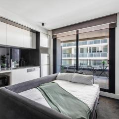 South Yarra resort living w. parking, gym, pool