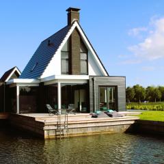 Peaceful and luxurious villa at the waterfront in Stavoren
