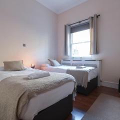 Queensway Hyde Park Flat by DC London Rooms