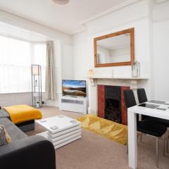 OPP Exeter - Cosy 1 bed with parking, BIG SAVINGS booking 7 nights or more!