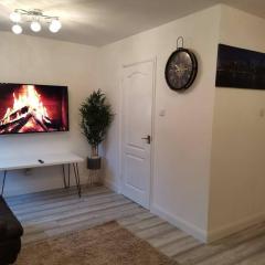 Newly Renovated Cosy 1 bed flat, 4 minutes walk to Town Centre, 3 minutes walk to the train station, Free parking, Modern, fresh and spacious living room, Netflix ready smart TV, Wifi