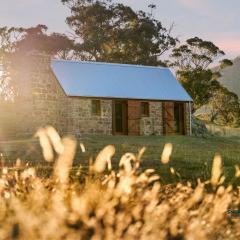 The Stone Cottage at Wollondibby - Heritage Listed l Renovated l Fire Place