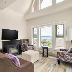 Scenic 3BR Penthouse Suite w/ Rooftop Lake View
