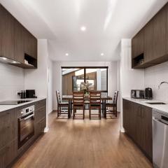 Stylish Brand New Sunny 3Bdrm 3Bth garage sleeps 6