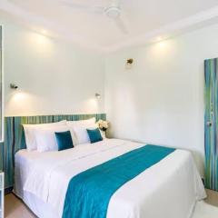 Captivating Tree and Garden Views One Bedroom Apartment with AC,wifi, Gym and 5min walk to beach