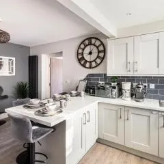 Luxury House 4 ensuite bedrooms, free parking ,wifi