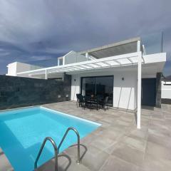 Vuelo, Villa con piscina y barbacoa para disfrutar