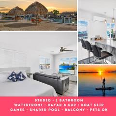 Waterfront Studio 2, Couples Oasis, Kayaks, Pool