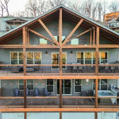 Spacious Rustic Elm Lodge