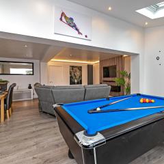 Contractors Dream~POOL TABLE~Close to Luton Airport~Three Double Bedrooms