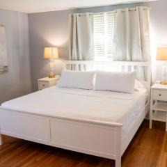 Walk to the beach! Two bedroom unit in the heart of Jax Beach