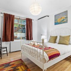 Parea Living - Cosy 1-Bed Artistic Flat at Newington Green