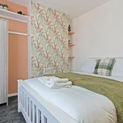 STAYZED N - NG7 Cosy Home, Free WiFi, Parking, Smart TV, Next To Nottingham City Centre, Ideal for Long Stays, Lots of Amenities