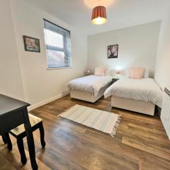 Immaculate 2-Bed Apartment Town Centre