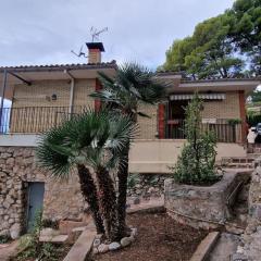 casa y piscina en un parque natural