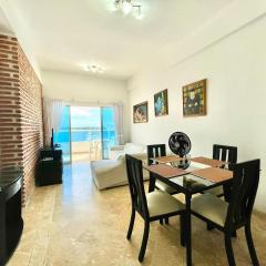 Hermoso apartamento con balcón y vista al mar.