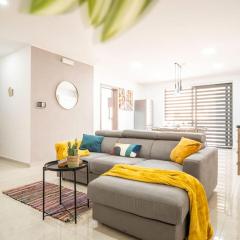 Modern, Bright & Spacious Apartment near the sea