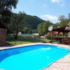 "River paradise" Vikendica sa bazenom, ladarom i kaminom na samoj obali Vrbasa Banja Luka