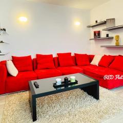 RED FLAT 2BR with Luxurious King Bed & Hot Tub