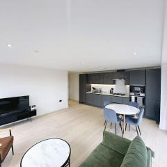 Luxury Modern Flat Near Center