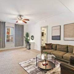 Sleek 1-Bedroom Apt in Chicago - East Park Tower 0610 rep