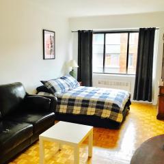 Stylish Montreal Apartment: Comfortable Stay in the Golden Square Mile