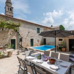 Rustic Villa with pool in the center of a romantic little place