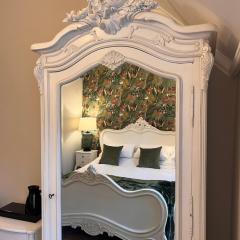 Roomours Hotel with Private Car Park