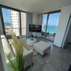 דירת פאר על הים VIP apartment near the beach