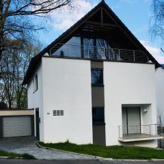 Modernes Ferienhaus mit 2 Balkonen, Terrasse und Garten !