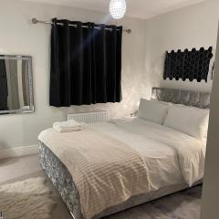 En-suite bedroom in a family home near Gatwick airport and Horley station