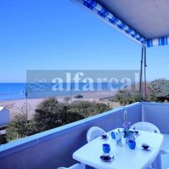 Luciana 1P, terrazza vista mare e posto auto a soli 50 m dal mare! by Alfareal